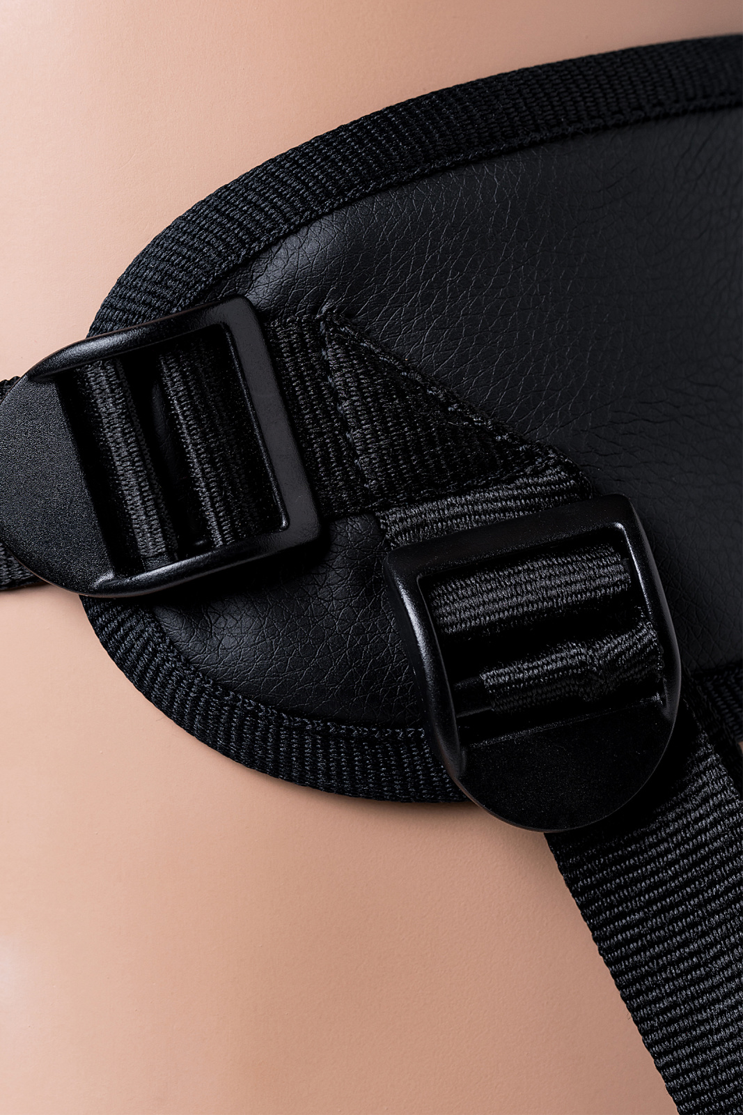 Страпон на креплении LoveToy с поясом Harness, реалистичный, neoskin, телесный, 17 см в магазине ESEXTOYS